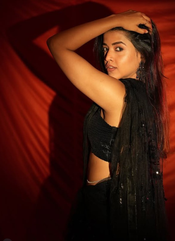 அய்யனார் துணை சீரியலில் சந்தாவாக நடிக்கும் சுவாதி போட்டோஸ் 5 Gallery