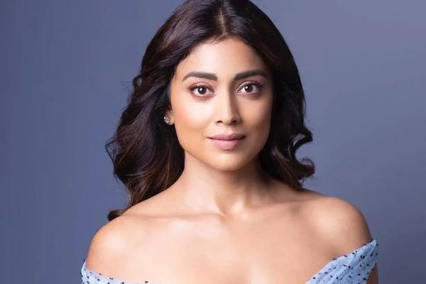 அந்த இடத்தை மட்டும் கைவைத்து மறைத்த 40 வயது தமிழ் நடிகை.. இப்படி ஒரு போட்டோஷூட்டா | Shriya Saran Latest Hot Photoshoot அந்த இடத்தை மட்டும் கைவைத்து மறைத்த 40 வயது தமிழ் நடிகை.. இப்படி ஒரு போட்டோஷூட்டா | Shriya Saran Latest Hot Photoshoot