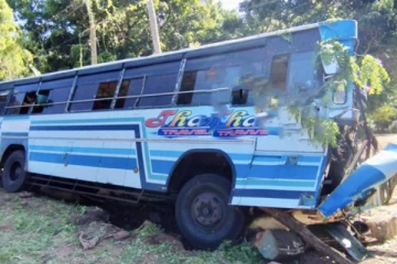 இன்று இடம்பெற்ற கோர விபத்தில் பலர் காயம்; மதிலை உடைத்து சென்ற பேருந்து