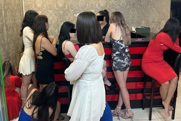 கொழும்பு விபச்சார விடுதியில் சிக்கிய வெளிநாட்டு பெண்கள்! | Foreign Women Caught In Colombo Brothel கொழும்பு விபச்சார விடுதியில் சிக்கிய வெளிநாட்டு பெண்கள்! | Foreign Women Caught In Colombo Brothel