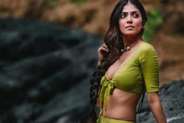 இப்படியொரு ஆடையில் வாய்ப்பிளக்க வைக்கும் ரஜினிபட நடிகை மாளவிகா.. புகைப்படம் | Malavika Mohanan Latest Hot Photoshoot