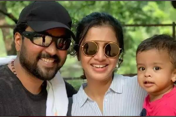 தாயான பின்னும் குறையாத அழகு... குட்டை உடையில் வலம் வரும் தொகுப்பாளினி அஞ்சனா | Vj Anjana In Short Dress Trendy Video Viral