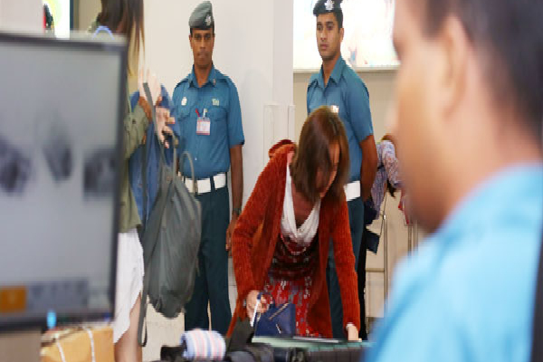 தோட்டக்களுடன் விமான நிலையத்தில் கைது செய்யப்பட்ட அமெரிக்கர் | American Arrested At Airport