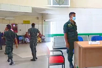 மட்டக்களப்பு போதனா வைத்தியசாலையில் கடமையில் ஈடுபடும் இராணுவத்தினர்