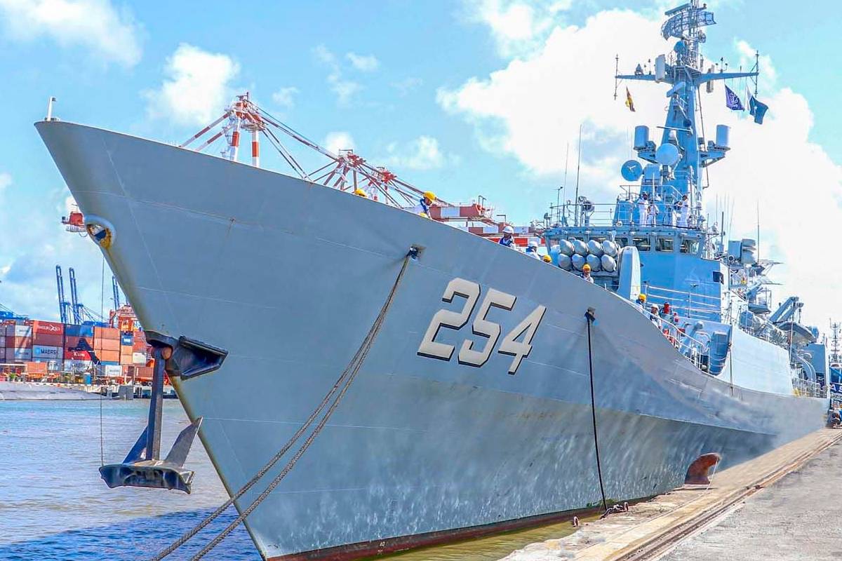பாகிஸ்தான் கடற்படையின் மூன்று கப்பல்கள் கொழும்பு வருகை | Two Pakistani Navy Ships Submarine Arrive Colombo
