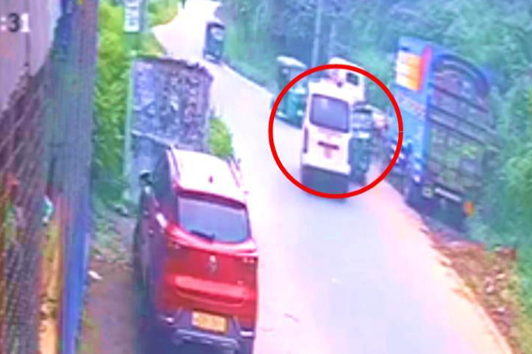 மது போதையில் செலுத்தப்பட்ட அன்புலன்ஸ் வண்டி விபத்துக்குள்ளாகியதில் 3 பேர் காயம் - ஐபிசி தமிழ்