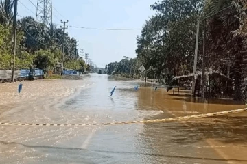 திருகோணமலை – மட்டக்களப்பு பிரதான வீதி மூடப்பட்டது