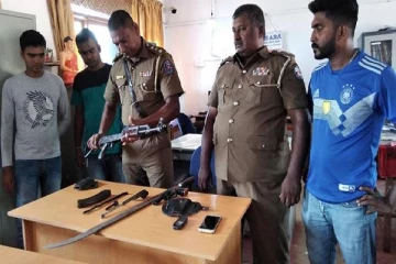 இராஜாங்க அமைச்சரின் ஆதரவாளர் வீட்டில் விறகு குவியலில்  மீட்கப்பட்ட துப்பாக்கி மற்றும் வாள்