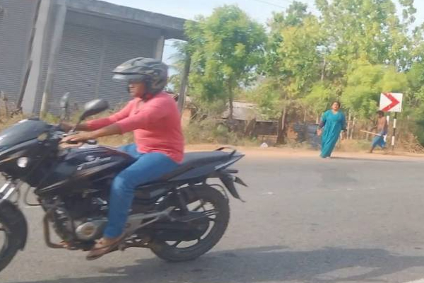 அம்பாறையில் உறங்கிக் கொண்டிருந்த நபர்: இளைஞன் ஒருவரின் மோசமான செயல்! | Mobile Stolen From Person Was Sleeping In Ampara