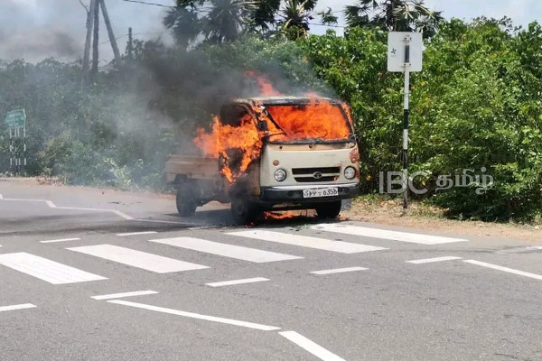 யாழ்ப்பாணத்தில் நடுவீதியில் பற்றி எரிந்த வாகனம் (படங்கள்) | Fire Incident Jaffna