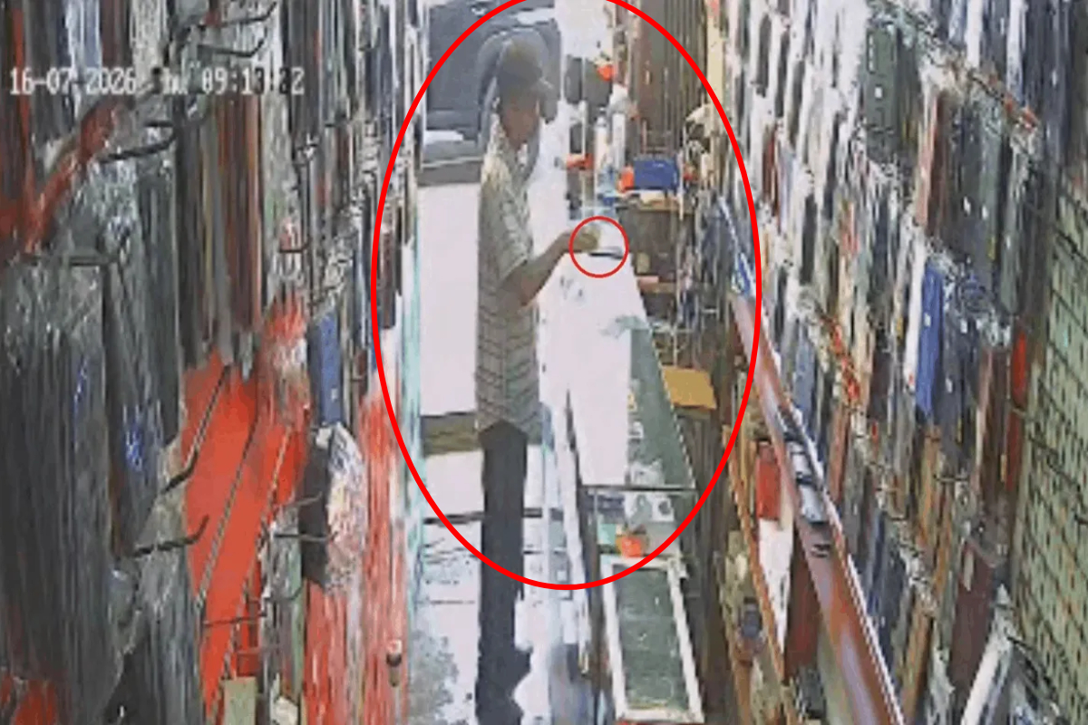 கடைக்கு வந்தவரின் மோசமான செயல்; காட்டிக்கொடுத்த CCTV | Customer S Misconduct At Shop Stolen Mobile Cctv