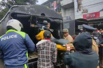 மோட்டார் சைக்கிளில் சென்றவரை மோதிய காவல்துறை வாகனம் - கலவர பூமியானது குறித்த பிரதேசம்(படங்கள்)