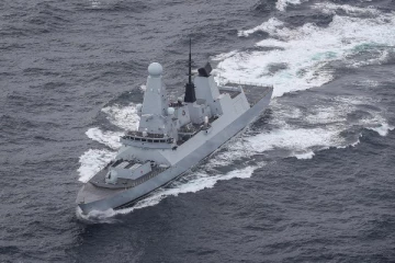 செங்கடல் பகுதியில் பிரிட்டனின் கப்பலை தாக்கியது யார்?