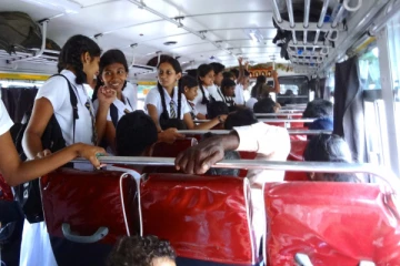 பாடசாலை மாணவர்களை சுற்றுலாவிற்கு ஏற்றிச் சென்ற சாரதி கைது