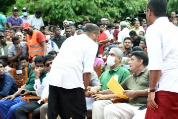 அநாகரிகமாக நடந்து கொண்ட  ஹரின்: சரத் பொன்சேகா வெளியிடும் தகவல்கள்