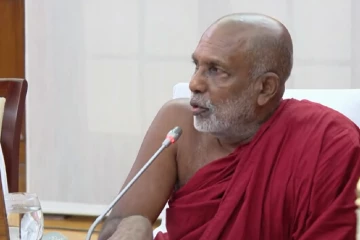 තොප්පිය හොඳ ඕන කෙනෙක් දාගන්න ඒකේ කිසි ගැටලුවකුත් නැහැ - නාමල් උයනේ හිමි ජනාධිපති කාර්යාලයේදීම දෙසයි[VIDEO]