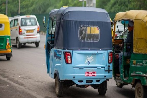 முச்சக்கர வண்டி ஓட்டத்தை காணொளி எடுத்த இளைஞனுக்கு நேர்ந்த துயரம் | Young Man Filmed Three Wheeler Race Was Killed