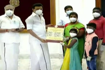 ரூ.2000 கொரோனா நிவாரண நிதி வழங்கும் திட்டத்தை முதல்வர் ஸ்டாலினின் தொடங்கி வைத்தார்!