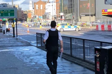 லண்டனில் கத்திக்குத்து! - முக்கிய வீதிகள் முடக்கம்