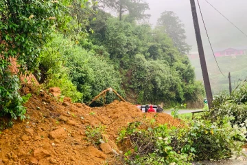 நுவரெலியாவில் பாரிய மண்சரிவு! போக்குவரத்து முற்றாக தடை (PHOTOS)