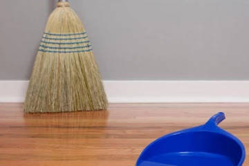 உங்கள் வீட்டில் இந்த திசையில் தும்புத்தடி வைத்துளீர்களா? : வீட்டில் வறுமை ஏற்படுமாம்!!