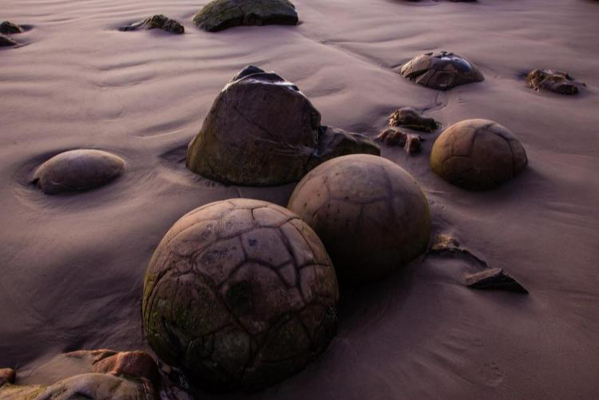 மனதை பறிகொடுக்கும் கடல்... விசித்திரமான கற்பாறைகள்..! | World Viral News