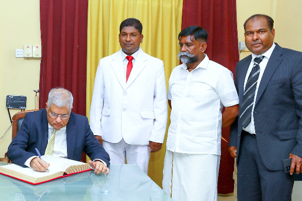 என் புகைப்படங்களை பயன்படுத்தாதீர் : மட்டக்களப்பில் வைத்து ரணில் அதிரடி உத்தரவு(Photos) | Don T Use Ranil S Photos