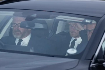 இளவரசர் வில்லியம் பயணித்த விமானத்தில் ஹரியை அனுமதிக்காதது ஏன்?: திடுக் காரணம்...