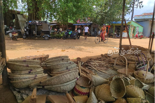 புதுக்குடியிருப்பு சந்தை வியாபாரிகளை பாதிப்பிற்குள்ளாக்கும் நடைபாதை வியாபாரிகள் (photos) | Complaint By Puthukkudiyiruppu Shopping Traders