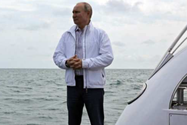 ATOM ஆபரேஷன் - ராட்சச கப்பலில் தப்பிக்க அவசரமாக பறந்த புடின் - காட்டிக்கொடுத்த சாட்டிலைட் | Ukraine Russia War Giant Ship