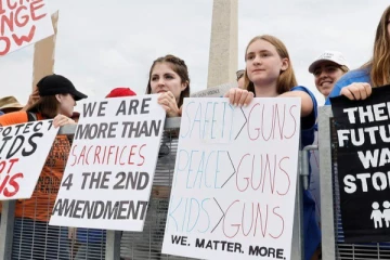 உயிருக்கான பேரணி! துப்பாக்கிகளுக்கு எதிராக ஒன்று திரண்ட அமெரிக்க மக்கள்!