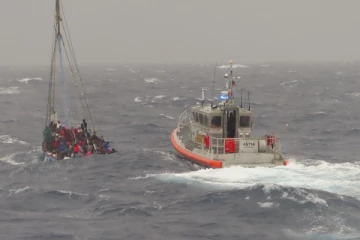 அமெரிக்காவில் நடுக்கடலில் படகு கவிழ்ந்து விபத்து; 5 பேர் பலி!