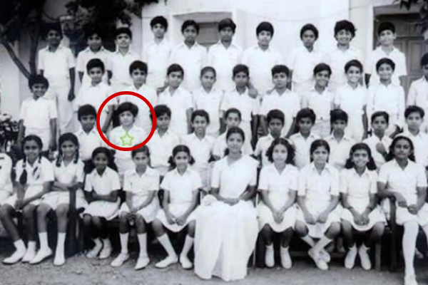 இந்த புகைப்படத்தில் இருக்கும் டாப் நடிகர் யார் தெரியுமா.. என்னது இவர் தானா | Top Actor Childhood Photo Viral