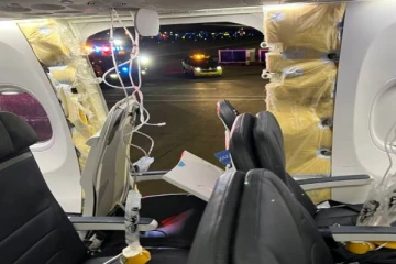 நடுவானில் தீடிரென விமானத்தில் இருந்து கீழே விழுந்த அவசரகால கதவு! பீதியடைந்த பயணிகள்