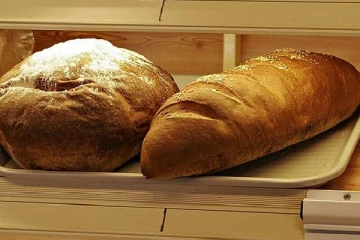 கடையொன்றில் பனிஸ் வாங்கியவர்களுக்கு காத்திருந்த அதிர்ச்சி!