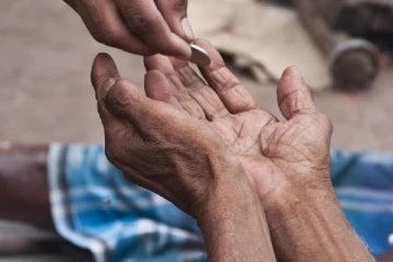 சாலையோரம் உயிரிழந்த யாசகர்;  வங்கிக்கணக்கால்  பொலிஸார் க்ஷாக்!