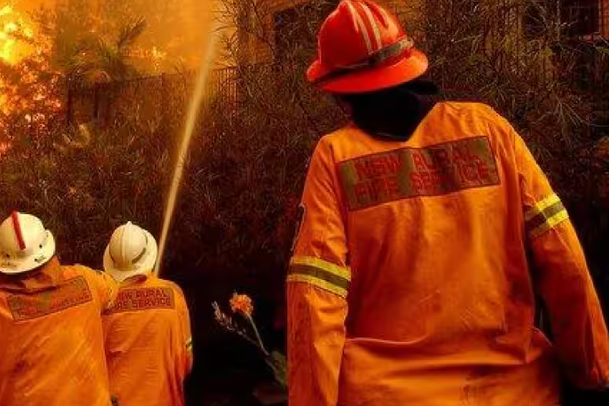 தீயில் முற்றாக எரிந்து கருகிய மூன்று வீடுகள் ; தீவிரமாகும் விசாரணைகள் | Three Houses Completely Destroyed In Fire தீயில் முற்றாக எரிந்து கருகிய மூன்று வீடுகள் ; தீவிரமாகும் விசாரணைகள் | Three Houses Completely Destroyed In Fire