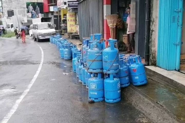 நீண்ட வரிசைகளில் அடுக்கி வைக்கப்பட்டுள்ள வெற்று எரிவாயு கொள்கலன்கள் (Video)