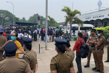 கொழும்பில் போராட்டக்காரர்களுக்கும், பொலிஸாருக்கும் இடையில் வாய்த்தர்க்கம் (Video)