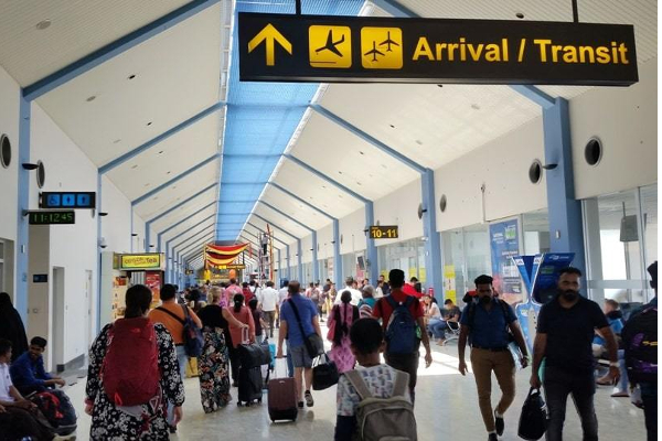 கட்டுநாயக்க விமான நிலையத்தில் வெளிநாட்டவர் அதிரடிக் கைது | Gold Smuggling Colomb Airport