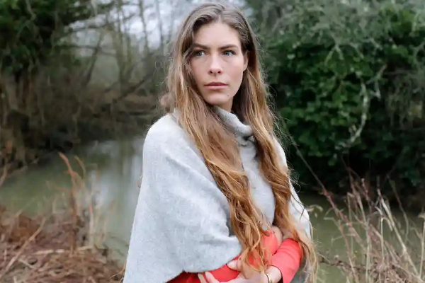 இளம் அழகியின் கூந்தலில் 84 நாட்கள் வாழ்ந்த பறவை! அதிசய சம்பவம் | Bird Live In Hair For 84 Days In Tamil