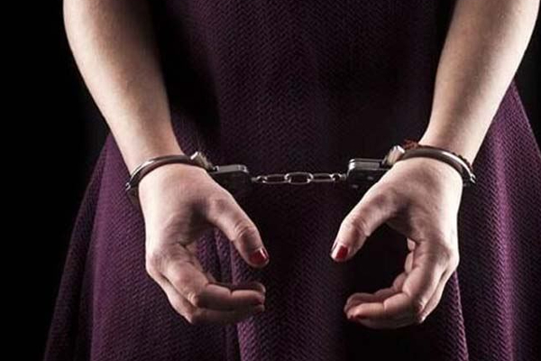 ஏறாவூரில் கூரிய வாள்களுடன் பெண்ணொருவர் கைது! | Woman Arrested With Two Sharp Swords In Eravur
