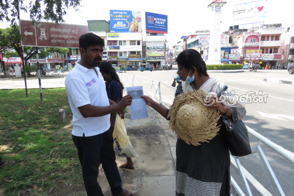 மட்டக்களப்பில் ஊடகவியலாளர்களால் துண்டுப்பிரசுரம் விநியோகம் (photo) | Leaflet Distribution In Batticaloa
