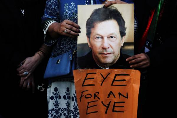 இம்ரான் கானுக்கு ஆதரவாக களமிறங்கிய சர்வதேச கிரிக்கெட் அணிகளின் தலைவர்கள்...! | Imran Khan Vision Loss Kapil Dev Gavaskar Letter இம்ரான் கானுக்கு ஆதரவாக களமிறங்கிய சர்வதேச கிரிக்கெட் அணிகளின் தலைவர்கள்...! | Imran Khan Vision Loss Kapil Dev Gavaskar Letter