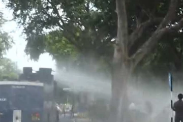 අන්තරේ විරෝධය උණුසුම් වෙයි - පොලීසියෙන් ජල ප්‍රහාර..!