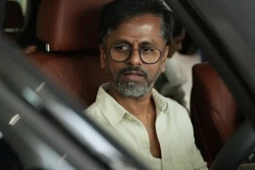 கோடி ரூபாய் மதிப்புள்ள புதிய சொகுசு கார் வாங்கிய இயக்குனர் ஏ.ஆர். முருகதாஸ்.. புகைப்படத்துடன் இதோ