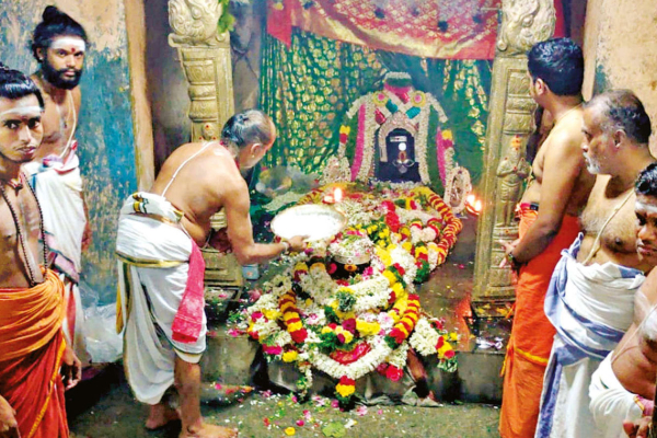 திங்கட்கிழமைகளில் மட்டும் இரவில் நடை திறக்கப்பட்டு நள்ளிரவில் நடை சாத்தப்படும் கோயில் | Pothu Avudaiyar Temple
