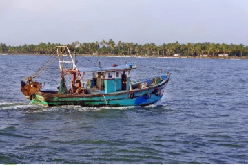 படகு கவிழ்ந்ததால் தமிழகம் சென்ற யாழ் மீனவர் இருவர் கைது!