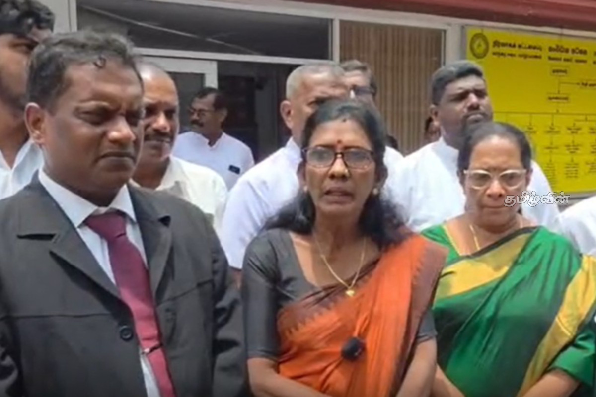 அதிகாரிகளின் இடையூறுக்கு எதிராக யாழ். மாநகர சபை உறுப்பினர்கள் போராட்டம் | Jaffna Municipal Council Members Stage Boycott அதிகாரிகளின் இடையூறுக்கு எதிராக யாழ். மாநகர சபை உறுப்பினர்கள் போராட்டம் | Jaffna Municipal Council Members Stage Boycott