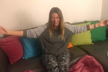 கட்டிப்பிடிய விட பெரிய ஆறுதல் ஏதும் இருக்கா - லட்சக்கணக்கில் சம்பாதிக்கும் பெண்!